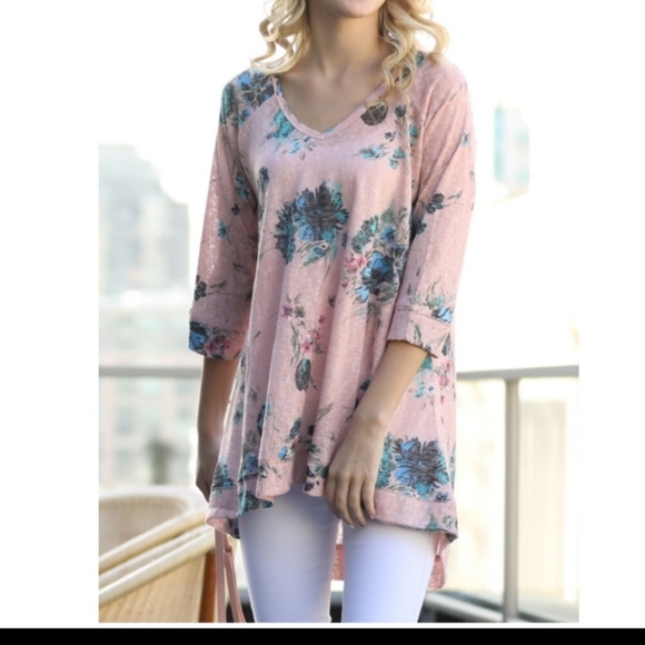 Wonderland Flowy Top - Picture 2 of 6